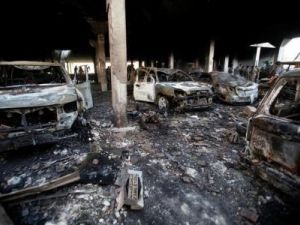 أشخاص يقفون في موقع غارة جوية قال شهود إن طائرة تابعة للتحالف الذي تقوده السعودية شنها على دار عزاء في صنعاء
