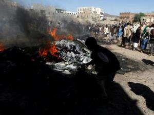 يمنيون يتجمعون حول حطام طائرة بدون طيار في صنعاء
