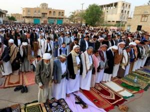 مصلون يمنيون يؤدون صلاة عيد الفطر في العاصمة صنعاء
