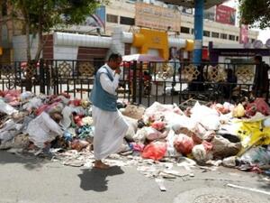 نفايات تلوث احد شوارع العاصمة اليمنية
