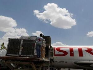 طائرة تنزل شحنة اغاثة طبية في مطار صنعاء باليمن.
