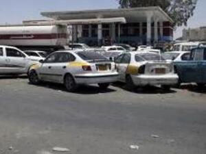 قائدو سيارات بانتظار الحصول على وقود في صنعاء
