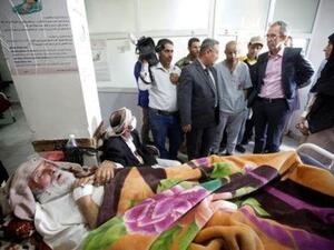 مسؤول دولي يزور مرضى بالكوليرا في مستشفى بالعاصمة اليمنية صنعاء

