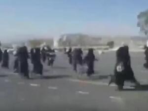 الحوثيون يهاجمون تظاهرة نسائية رفعت فيها صور صالح 