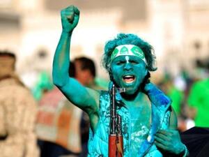 شاب مسلح مؤيد للمتمردين الحوثيين في اليمن يردد هتافات مؤيدة للفصيل المدعوم من إيران في تجمع في العاصمة صنعاء لإحياء ذكرى المولد النبوي
