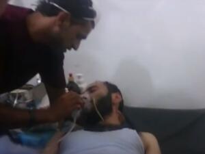 صورة مأخوذة عن فيديو لاشخاص مصابين بحالات اختناق جراء ما قالت خدمة الانقاذ السورية انه غاز سام اطلق على مدينة سراقب