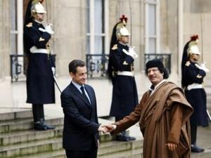 ارشيف/ نيكولا ساركوزي مستقبلا الزعيم الليبي الراحل معمر القذافي في الاليزيه
