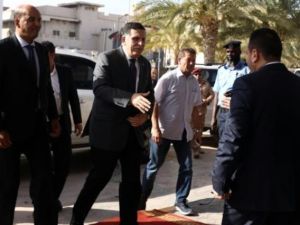 رئيس الوزراء فايز السراج لدى وصوله لتسلم مقر رئاسة الحكومة في طرابلس

