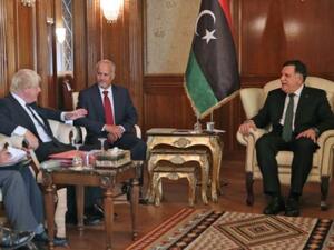 رئيس حكومة الوفاق الوطني الليبية فائز السراج لدى اجتماعه بوزير الخارجية البريطاني بوريس جونسون في العاصمة الليبية
