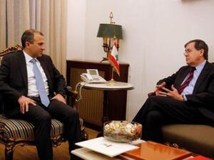 القائم بأعمال مساعد وزير الخارجية الأمريكي لشؤون الشرق الأدنى ديفيد ساترفيلد (إلى اليمين) يتحدث مع وزير الخارجية اللبناني جبران باسيل
