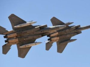 طائرات "اف-15 اس ايه" سعودية تقدم عرضا خلال الاحتفال بمرور 50 عاما على تاسيس كلية الملك فيصل الجوية في الرياض

