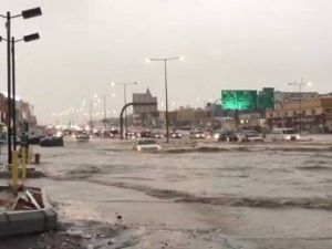 إضطراب بحركة السير وإقفال مدارس جراء الأمطار الغزيرة بالسعودية