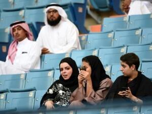 سعوديون في ملعب الملك فهد في الرياض لحضور احدة فعاليات اليوم الوطني

