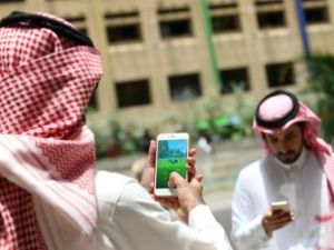 سعوديان يلعبان بوكيمون غو في الرياض

