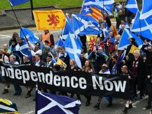 عشرات الالاف يشاركون في مسيرة من اجل استقلال اسكتلندا