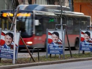 ملصقات لنوبرت هوفر مرشح حزب الحرية اليميني المتطرف في اننتخابات الرئاسة بالنمسا وأدخلت تعديلات على وجهه كي يصبح أكثر شبها بالزعيم النازي أدولف هتلر 
