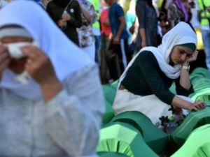 تبكي فوق نعوش تحمل رفات ضحايا مجزرة سريبرينيتسا التي وقعت في 1995 بعد اعادتها لدفنها في البلدة

