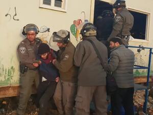 مواجهات بين قوات الاحتلال ومستوطنين خلال اخلاء بؤرة بالضفة
