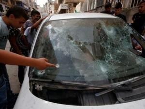 فلسطينيون يتفقدون اثار الرصاص على زجاج سيارة فلسطيني قتلته الشرطة الاسرائيلية بعد محاولته دهس عناصر امن اسرائيليين في مخيم شعفاط في القدس الشرقية

