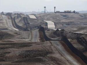 منظر عام للحدود يبين سياج حدودي بين إسرائيل وشبه جزيرة سيناء
