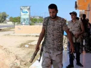 مقاتلون من القوات المتحالفة مع الحكومة الليبية في سرت يوم السبت
