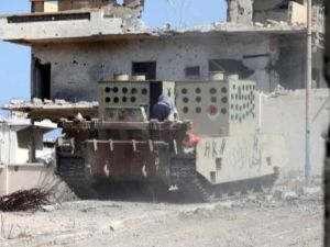 مقاتل من القوات المتحالفة مع الحكومة الليبية التي تدعمها الأمم المتحدة يقود مركبة مدرعة في سرت
