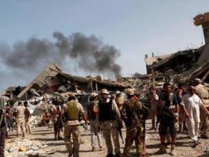 دخان يتصاعد عقب غارة جوية في سرت يوم الأحد
