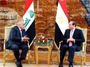 الرئيس المصري عبد الفتاح السيسي (يمين) خلال استقباله في القاهرة رئيس الوزراء العراقي عادل عبد المهدي