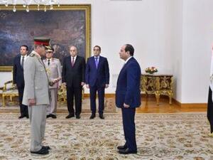 الرئيس المصري عبد الفتاح السيسي (إلى اليمين) والفريق أول محمد أحمد زكي وزير الدفاع والإنتاج الحربي المصري بالقصر الرئاسي في القاهرة
