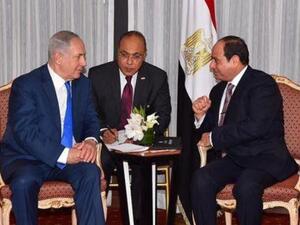 الرئيس المصري عبدالفتاح السيسي (يمينا) ورئيس وزراء إسرائيل بنيامين نتنياهو خلال اجتماع في نيويورك يوم الثلاثاء
