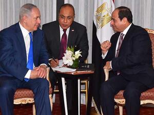 ارشيف/ الرئيس المصري عبدالفتاح السيسي (يمين) مع رئيس الوزراء الاسرائيلي بنيامين نتانياهو