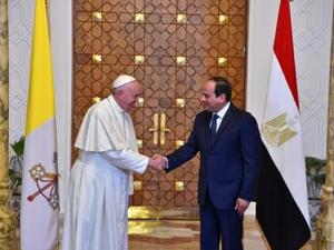 البابا فرنسيس (إلى اليسار) يصافح الرئيس المصري عبد الفتاح السيسي في قصر الرئاسة بالقاهرة يوم الجمعة
