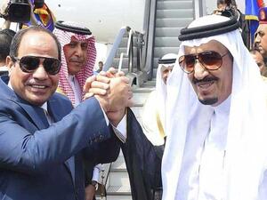 ارشيف/ الرئيس المصري عبدالفتاح السيسي (يسار) والعاهل السعودي الملك سلمان بن عبدالعزيز خلال زيارة الاخير للقاهرة