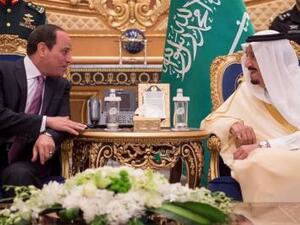 الرئيس عبد الفتاح السيسي (إلى اليسار) خلال قمة مع العاهل السعودي الملك سلمان بن عبد العزيز بالعاصمة السعودية الرياض
