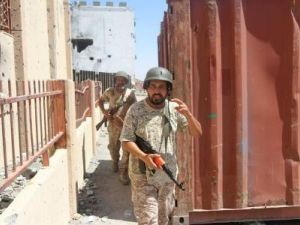 جنديان من القوات الليبية المتحالفة مع الحكومة المدعومة من الأمم المتحدة في سرت 
