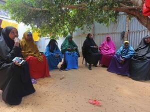 نساء من أسرة مدني قتل في عملية أمريكية صومالية في قرية بريري بالصومال في مجلس عزاء 
