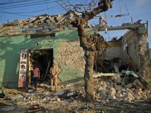 مبنى مدمر في العاصمة الصومالية مقديشو بفعل تفجير سيارة مفخخة
