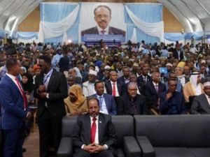 الرئيس الصومالي المنتهية ولايته حسن شيخ محمود يحضر مراسم تنصيب الرئيس الجديد في مقديشو يوم الأربعاء
