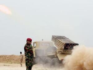 قوات عراقية تطلق صاروخا على عناصر من تنظيم الدولة الاسلامية في جنوب الموصل
