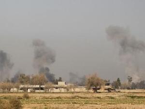 أدخنة تتصاعد خلال معركة بين قوات عراقية ومتشددين من تنظيم الدولة الإسلامية جنوب غرب الموصل
