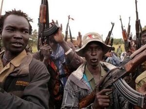 مسلحون من فصيل (الحركة الشعبية لتحرير السودان/في المعارضة) يرفعون أسلحتهم في بلدة كايا على الحدود مع أوغندا

