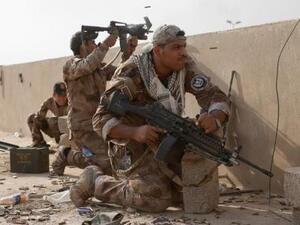 جنود من القوات الخاصة العراقية يطلقون النار باتجاه مقاتلي الدولة الاسلامية في الموصل
