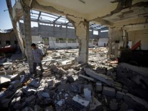 رجل يسير داخل مركز لتدوير المخلفات الطبية في صنعاء استهدف في غارة للتحالف الذي تقوده السعودية

