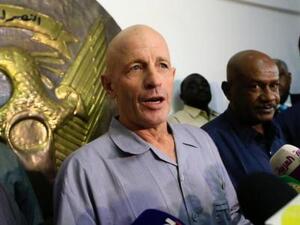 المواطن الفرنسي الذي تم إطلاق سراحه من أيدي مختطفيه في غارة نظمتها فرنسا وتشاد والسودان يتحدث لصحفيين في مطار الخرطوم
