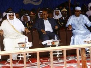 من اليمين: رئيس تشاد ادريس ديبي ونظيره السوداني عمر البشير وامير قطر الشيخ تميم بن حمد آل ثاني في دارفور في 7 ايلول/سبتمبر 2016

