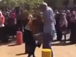 لقطة من فيديو يظهر اعتداء رئيس الجامعة على احدى الطالبتين