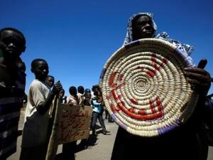امرأة سودانية تتظاهر أمام السفارة الاميركية في الخرطوم

