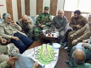 سليماني وهو يناقش معركة الفلوجة داخل غرفة عملياتها العسكرية