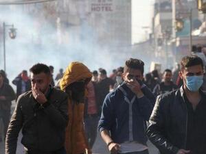 متظاهرون من أكراد العراق أثناء هروبهم من الغاز المسيل للدموع خلال مظاهرات في السليمانية بالعراق
