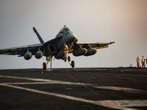 طائرة قتال سوبر هورنت اثناء هبوطها على حاملة الطائرات دوايت ايزنهاور في الخليج
